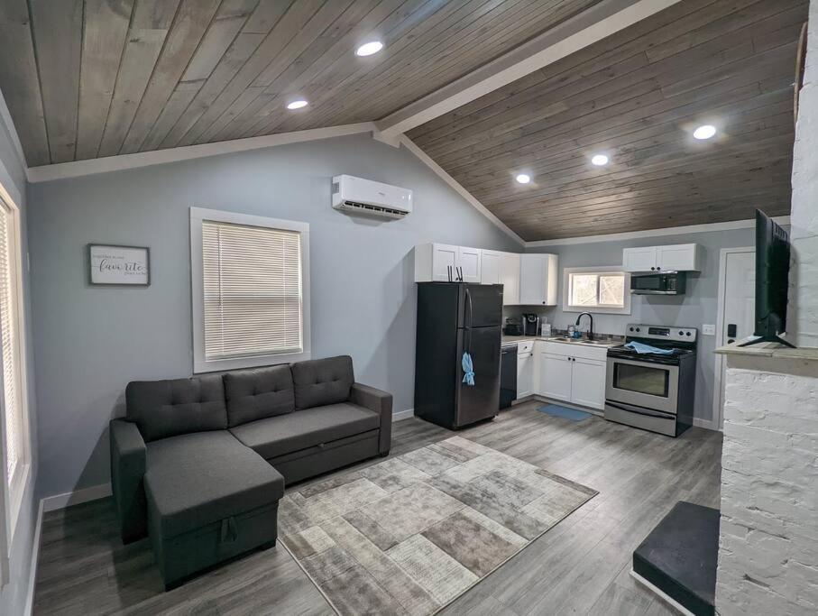 Summerlee Suite - Beautiful Remodeled Farmhouse أوك هيل المظهر الخارجي الصورة