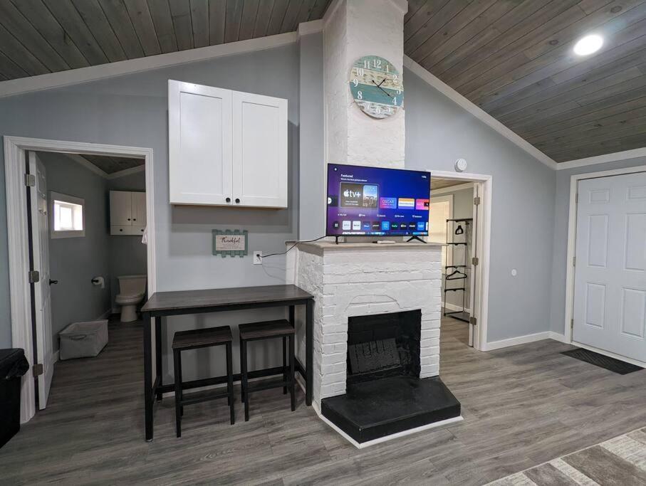 Summerlee Suite - Beautiful Remodeled Farmhouse أوك هيل المظهر الخارجي الصورة
